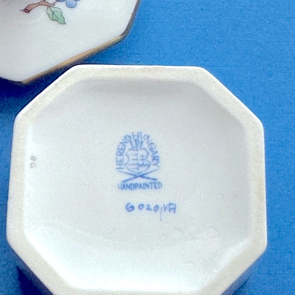 Herend Queen Victoria Octagonal Trinket Box w Bunny Butterflies Flowers - Picture 10 of 12